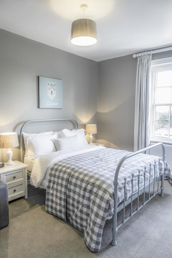 The Saracens Head Bed & Breakfast Stafford Exterior photo